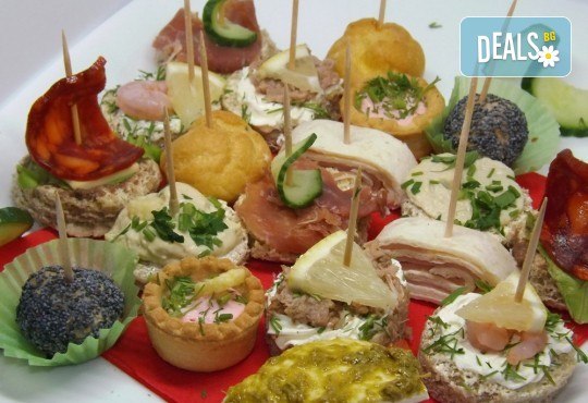 Почерпете гостите си със стилен сет от 115, 170 или 230 солени и сладки хапки микс от H&D Catering - Снимка 1