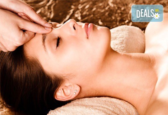 Идеалният подарък! 40- или 70-минутна лифтинг терапия с нано злато, масаж на лице и кралски масаж на гръб или цяло тяло в Wellness Center Ganesha Club - Снимка 2