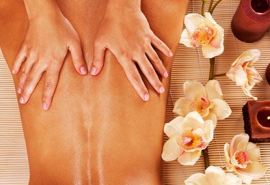 Релаксирайте с 30-минутен лечебен масаж с билкови етерични масла от лайка и жен шен и зонотерапия в Chocolate studio - Снимка