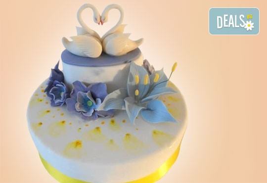 За кумовете! Празнична торта Честито кумство с пъстри цветя, дизайн сърце, романтични рози, влюбени гълъби или др. от Сладкарница Джорджо Джани - Снимка 14
