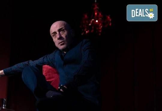 Малин Кръстев в ироничния спектакъл Една испанска пиеса на 2-ри март (събота) в Малък градски театър Зад канала - Снимка 5
