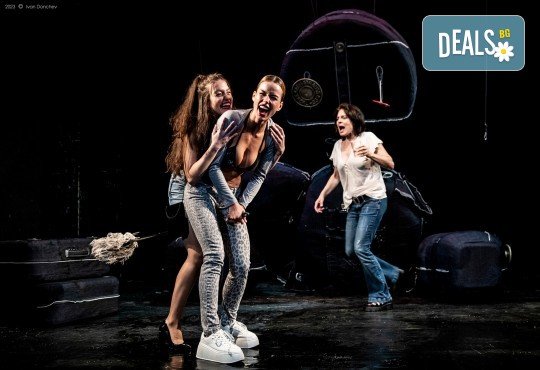 Гледайте съвеменната английка пиеса Джъмпи на 5-ти март (вторник) в Малък градски театър Зад канала - Снимка 6