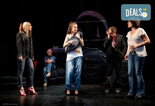 Гледайте съвеменната английка пиеса Джъмпи на 5-ти март (вторник) в Малък градски театър Зад канала - Снимка 5
