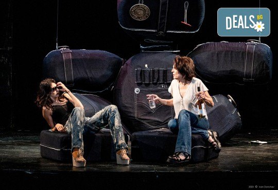 Гледайте съвеменната английка пиеса Джъмпи на 5-ти март (вторник) в Малък градски театър Зад канала - Снимка 10