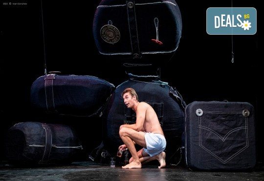 Гледайте съвеменната английка пиеса Джъмпи на 5-ти март (вторник) в Малък градски театър Зад канала - Снимка 7