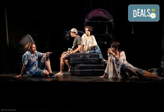 Гледайте съвеменната английка пиеса Джъмпи на 19-ти юни (сряда) в Малък градски театър Зад канала - Снимка 2