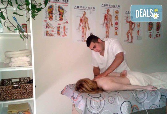 Лечебен, болкоуспокояващ масаж на гръб и преглед от професионален физиотерапевт в студио за масажи и рехабилитация Samadhi! - Снимка 5